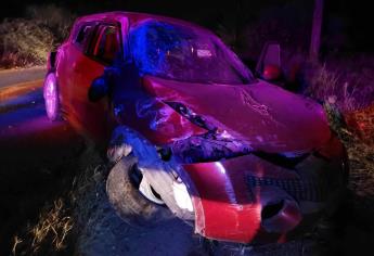 Joven vuelca en la carretera Mochis - Ahome y termina con lesiones