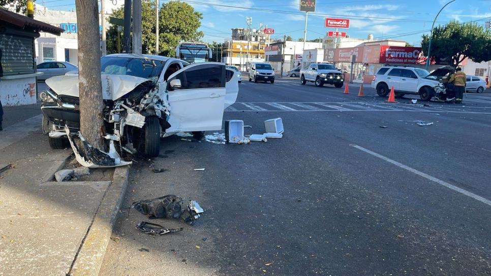 Dos vehículos terminan con daños tras accidente en la colonia Jorge Almada en Culiacán