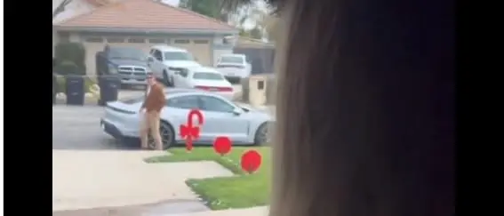 La esposa de Joe Kelly al momento de entregarle el lujoso vehículo.