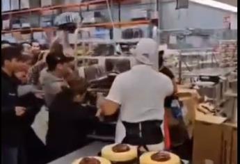 Así pelean los postres de navidad en el Costco / VIDEO