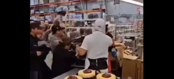 Los clientes dejaron vacío el carrito de los postres para la cena de navidad.