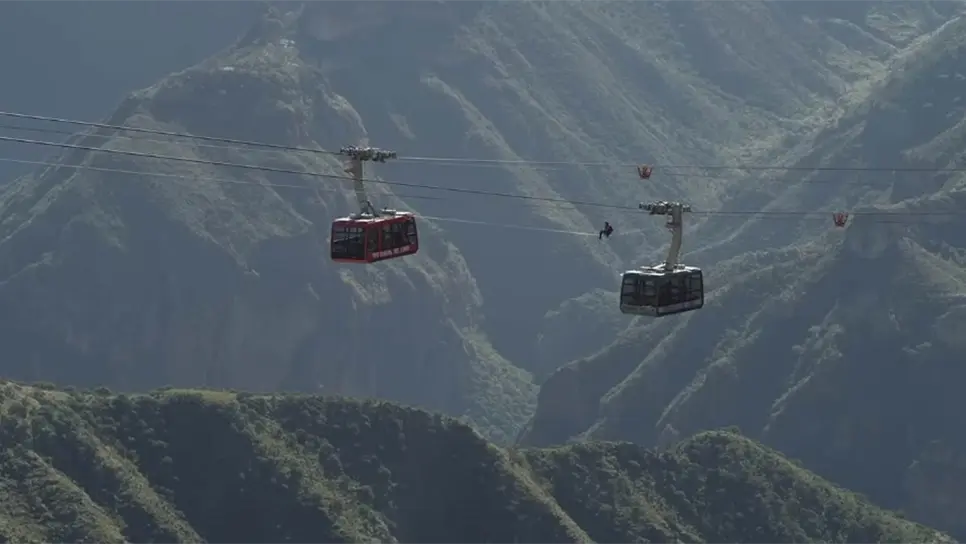 El teleférico sobre las Barrancas del Cobre, en el Estado de Chihuahua, México. FOTO: Video de El Chepe.