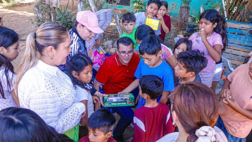 Gobierno municipal regala sonrisas a familias mazatlecas; entregan cena navideña y juguetes 