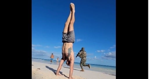 El momento donde personal de la Marina persigue al presunto delincuente.