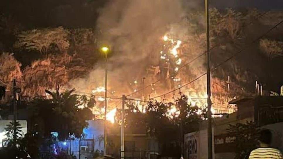 Incendio causado por pirotecnia consume 2 casas de madera en Rincón de Urías, Mazatlán 