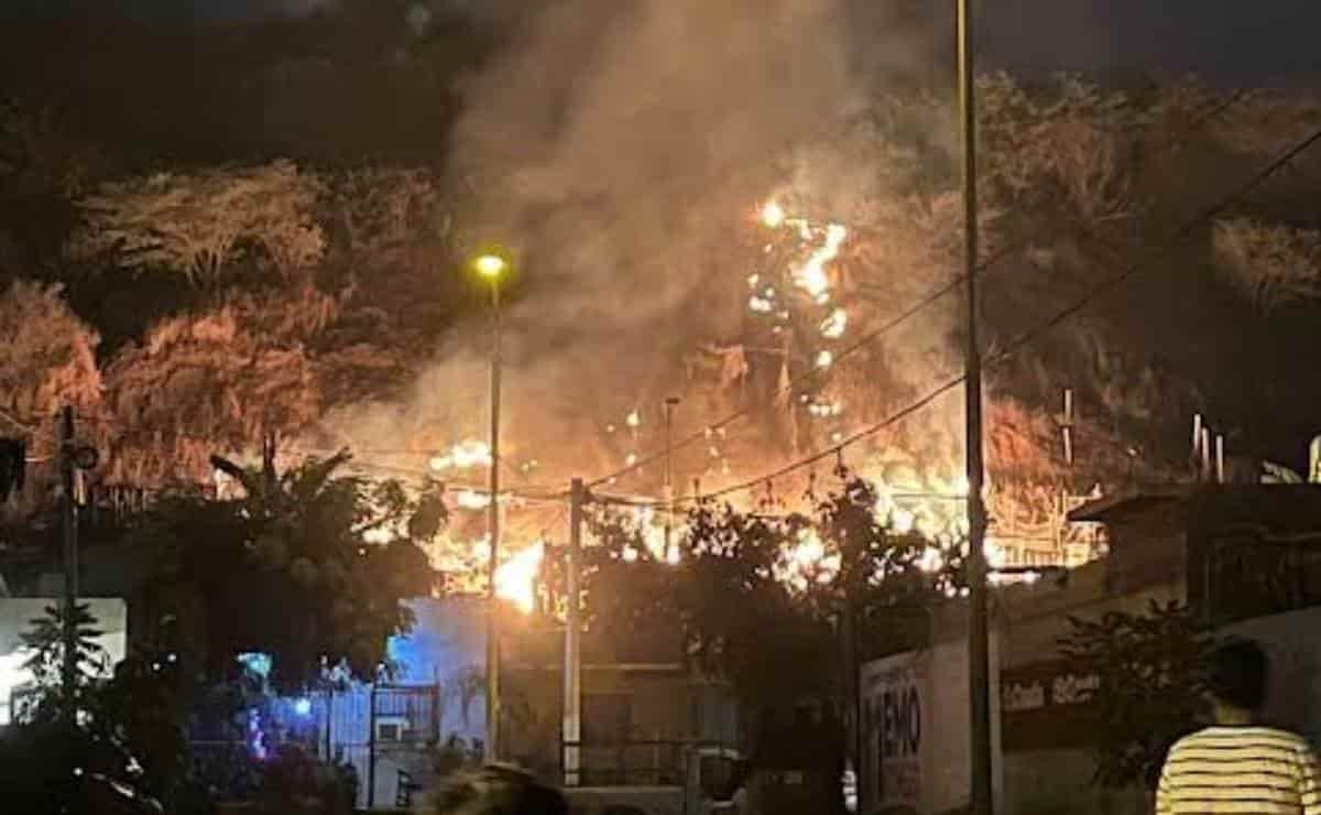 Incendio causado por pirotecnia consume 2 casas de madera en Rincón de Urías, Mazatlán