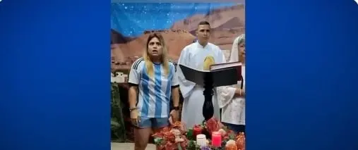 La mujer tuvo que ser sacada del lugar por las autoridades policíacas.