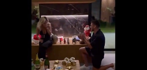 El jugador de los Pumas al momento de pedirle matrimonio a su novia.