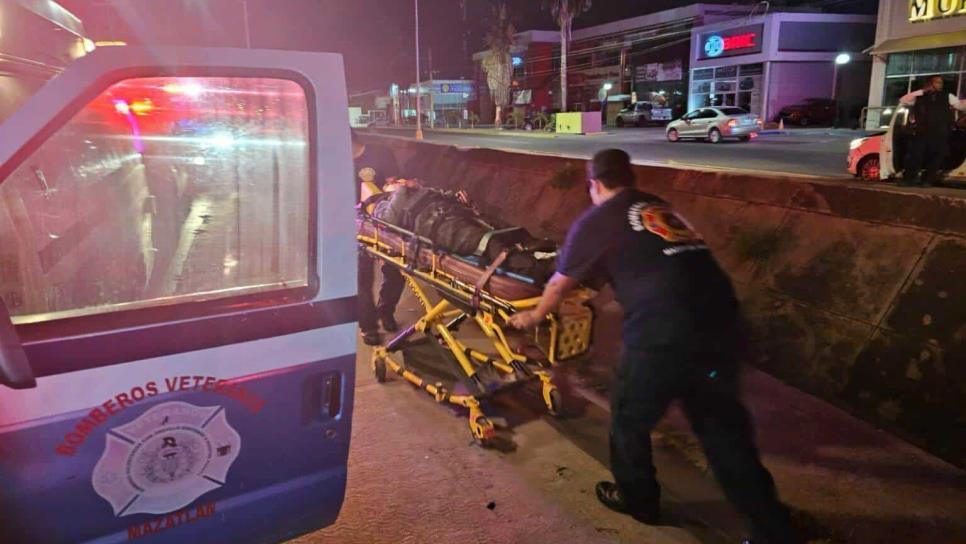 Motociclista pierde el control y termina al fondo de un canal pluvial en Mazatlán