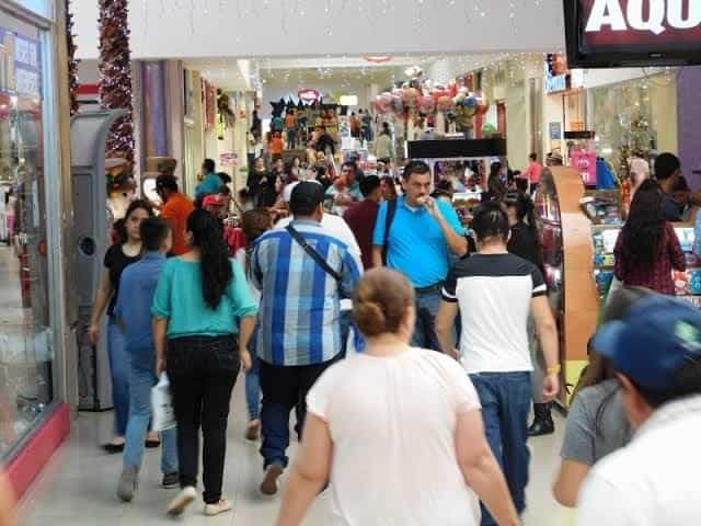 Compras navideñas en el puerto.