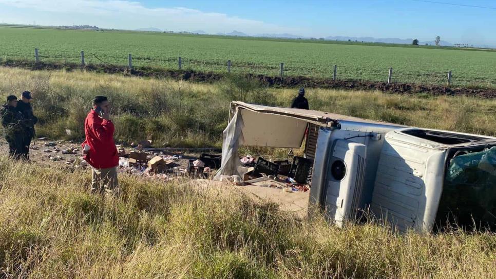 Vuelca en la México 15 cargado de salchichas y jamón, termina lesionado