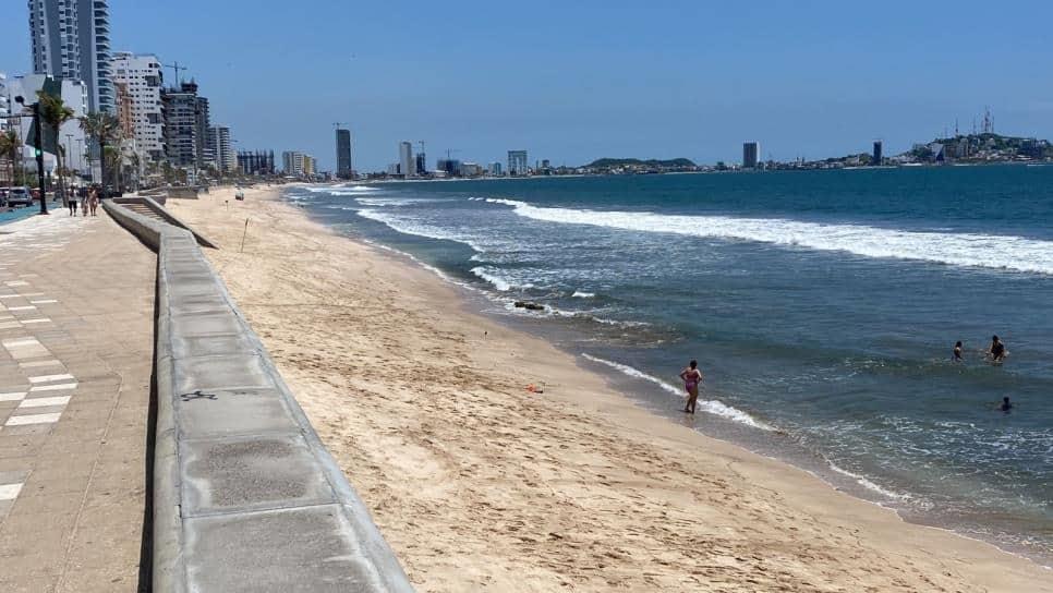 Playas de Mazatlán sí son aptas para bañistas; alcalde asegura que no están contaminadas