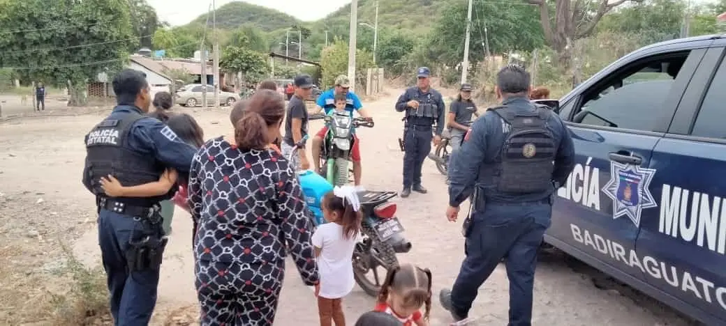 ¡Más sorpresas para niñas y niños de Badiraguato! Elementos de Seguridad regalan juguetes y dulces.
