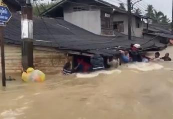 Héroes arriesgan sus vidas para salvar familia tras inundación en Tailandia /VIDEO