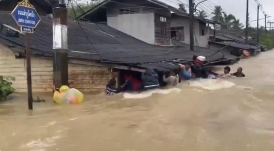 Héroes arriesgan sus vidas para salvar familia tras inundación en Tailandia /VIDEO