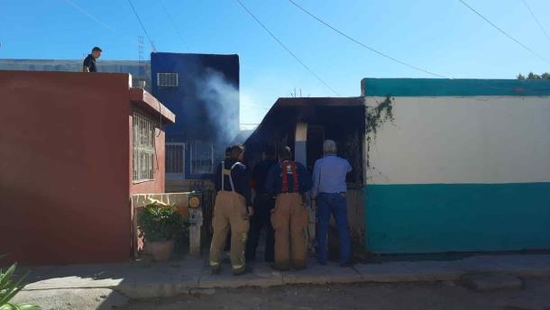 Rescatan a madre e hijo tras incendiarse su casa de Los Mochis 