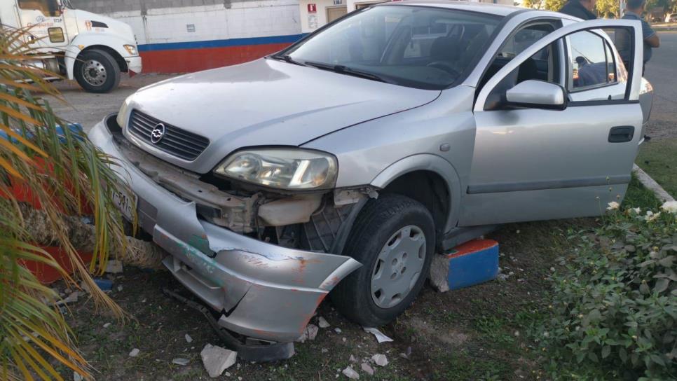 Vehículo se impacta contra una gasera en Los Mochis, perdió el control tras ser impactado por una camioneta