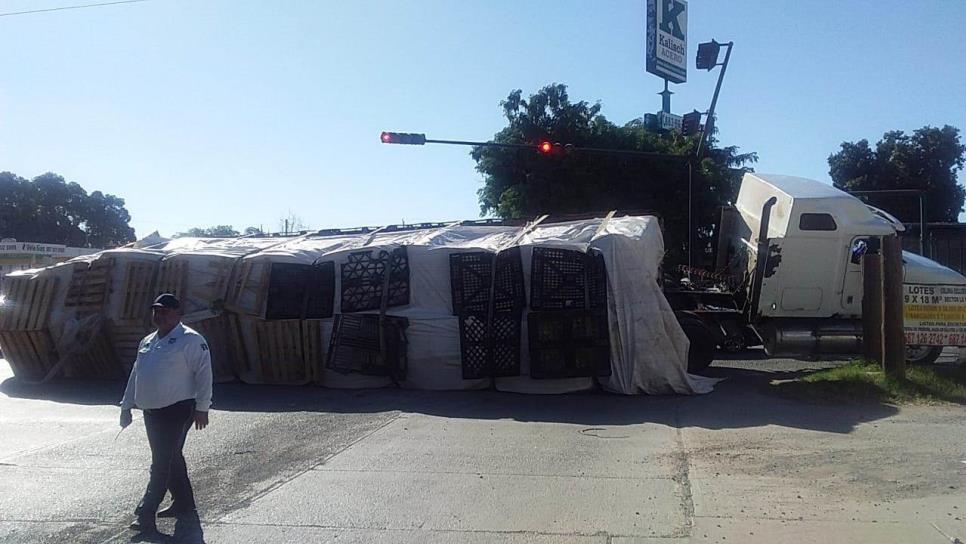 Vuelca tráiler cargado de productos lácteos caducados en Guasave