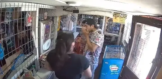 La mujer al momento de golpear al acosador, para posteriormente dejarlo encerrado.