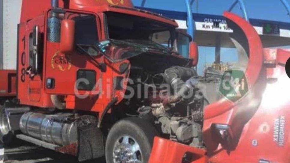 Tráiler se accidenta al llegar a la caseta de San Pedro, en Navolato