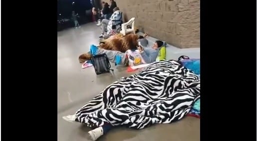 Las personas durmieron afuera de la tienda para ser de los primeros y llevarse un pastel.