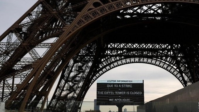 Trabajadores del lugar estallaron en huelga y cerraron la Torre Eiffel.