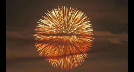 Este fuego artificial iluminó por completo el cielo japonés.