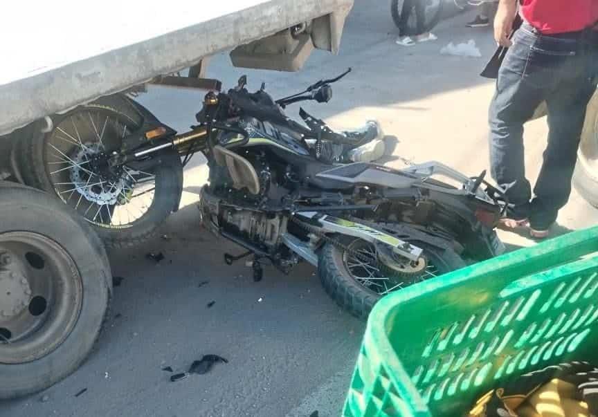 Joven motociclista se impacta de frente contra vehículo estacionado 