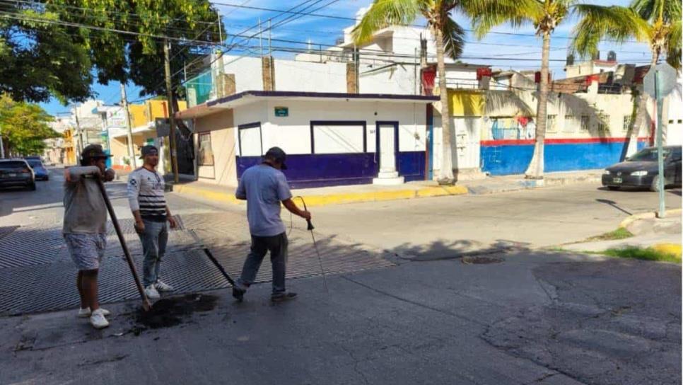 Fuga de agua del dren pluvial Roosevelt desemboca en Playa Olas Altas de Mazatlán 