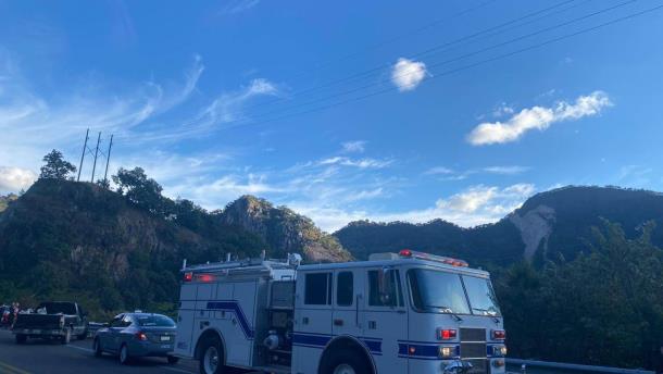 Cierran carretera Mazatlán-Durango por retirado de tráiler volcado el martes 
