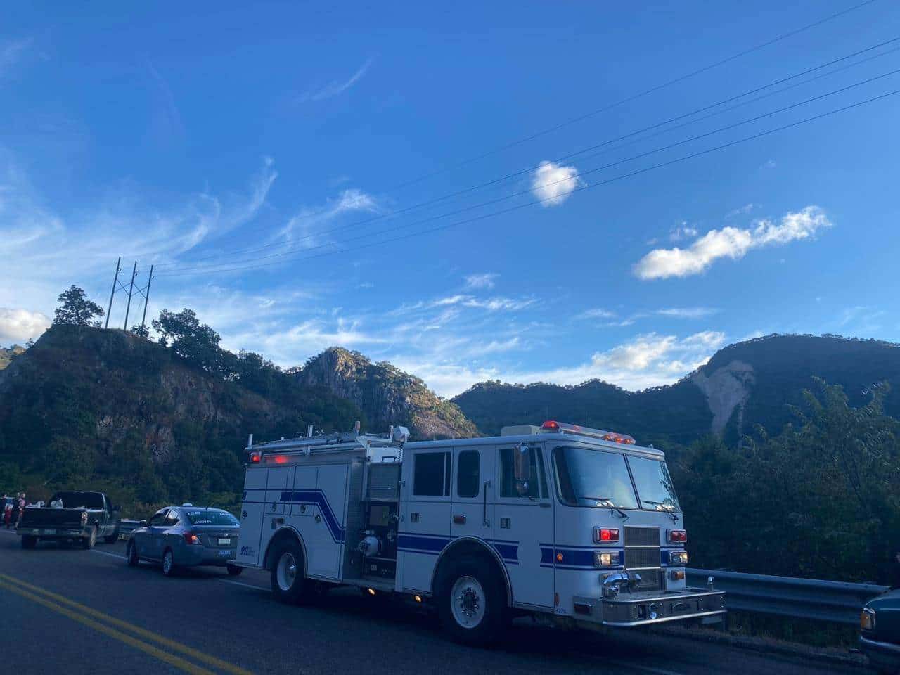 La volcadura de la unidad provocó actos de rapiña, ya que pobladores de comunidades aledañas aprovecharon el accidente para hacerse de varios litros de leche.