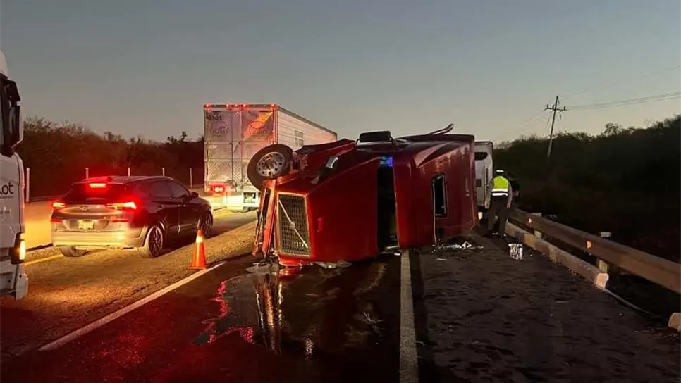 Así mismo, personal de Capufe trabaja para reparar los daños en el muro de contención.