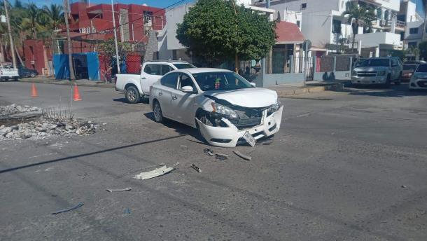 Se impactan vehículos tras no respetar el semáforo en la Palos Prietos de Mazatlán