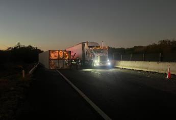 Abren circulación en la Mazatlán-Culiacán tras accidente de tráiler