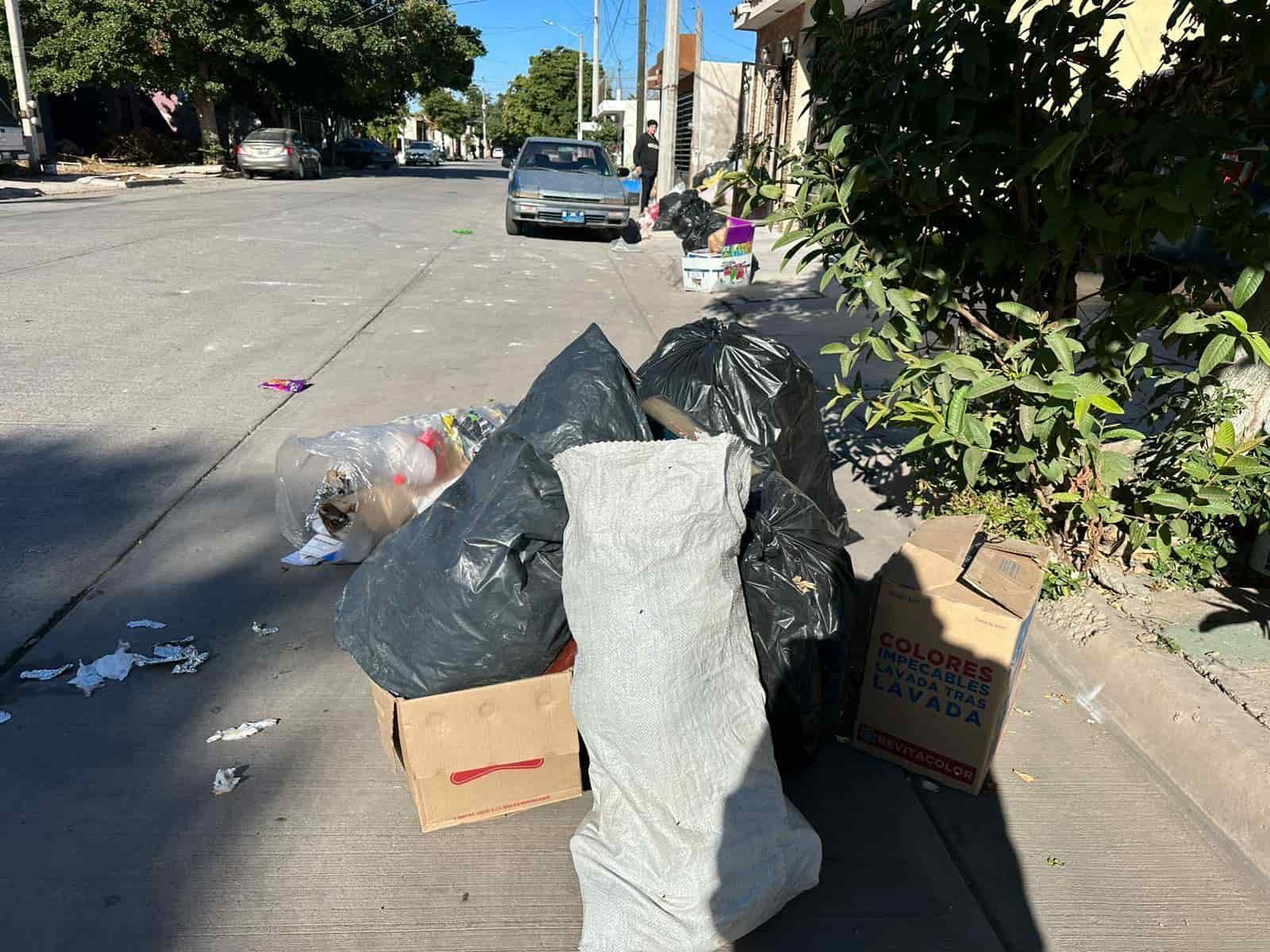 Vecinos de Los Mochis exigen recolección de basura tras dos semanas de abandono.