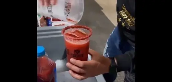 El excampeón de boxeo invitó a sus seguidores a comprarles una cerveza en apoyo a los Cañeros.