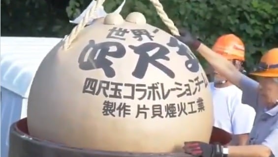 El grupo de personas al momento de colocar el peligroso explosivo en el interior del cañón.