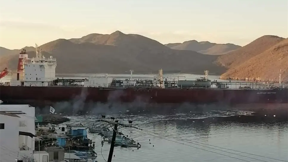Las maniobras en los barcos en el muelle de Pemex.