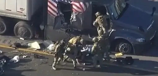 El chofer al momento de ser arrestado por los agentes policíacos.