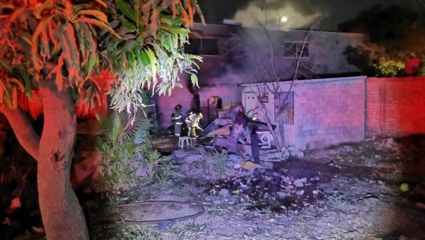 Incendio consume una vivienda de madera en la Los Almacenes, de Los Mochis, lograron sacar a dos menores del interior  