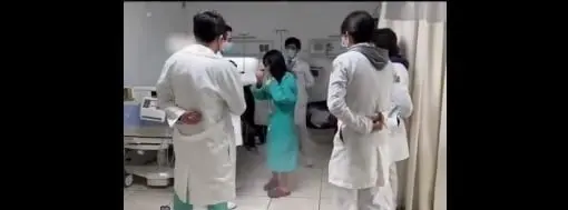 La joven al bailar el vals junto con sus médicos que fueron sus chambelanes.