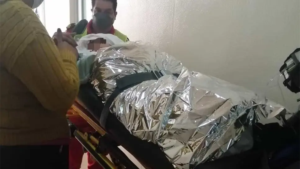 La niña en el traslado.