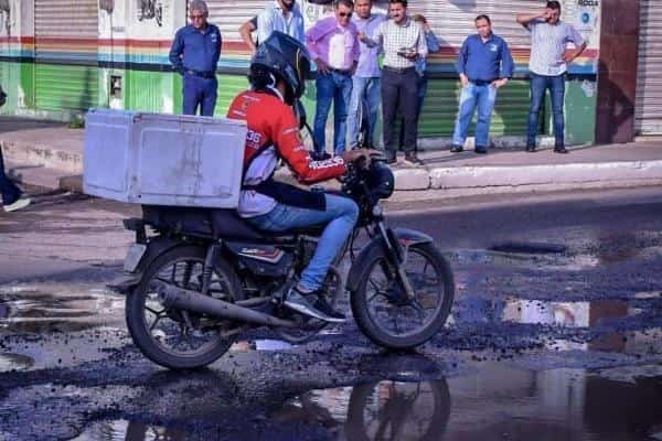 Así luce la calle Insurgentes con los baches que no han sido reparados.
