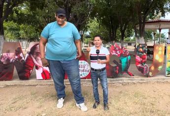 Qué número calza el hombre más alto de Sinaloa y cómo maneja su vehículo | VIDEO