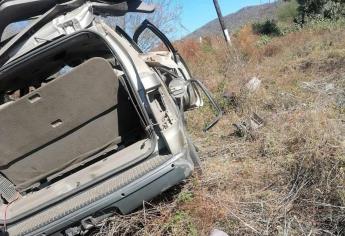 Muere mujer adulta al «reventarle» una llanta y volcar en la carretera a Choix