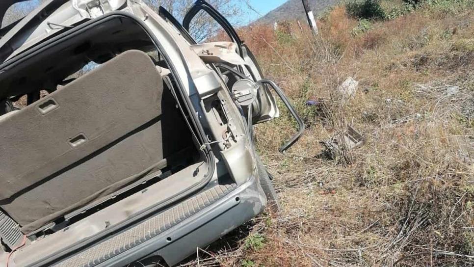 Muere mujer adulta al «reventarle» una llanta y volcar en la carretera a Choix