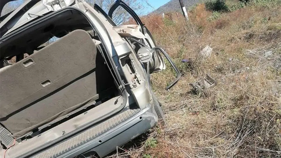 Muere mujer adulta al «reventarle» una llanta y volcar en la carretera a Choix. | FOTO: Luz Noticias.