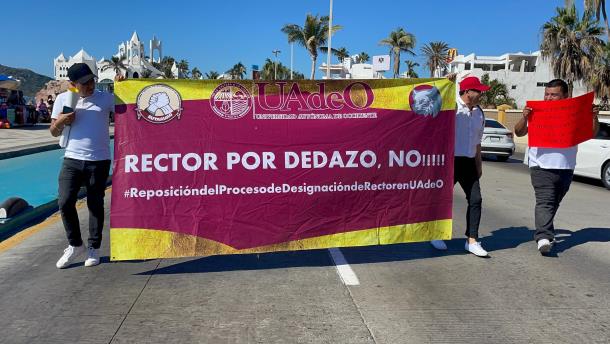 Se manifiestan docentes de la UADEO en malecón de Mazatlán contra elección de nuevo rector 