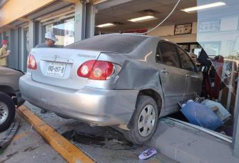 Auto choca y destruye una famosa tienda de conveniencia en Culiacán