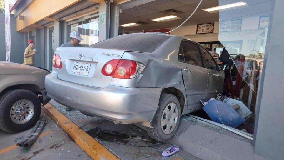 Auto choca y destruye una famosa tienda de conveniencia en Culiacán